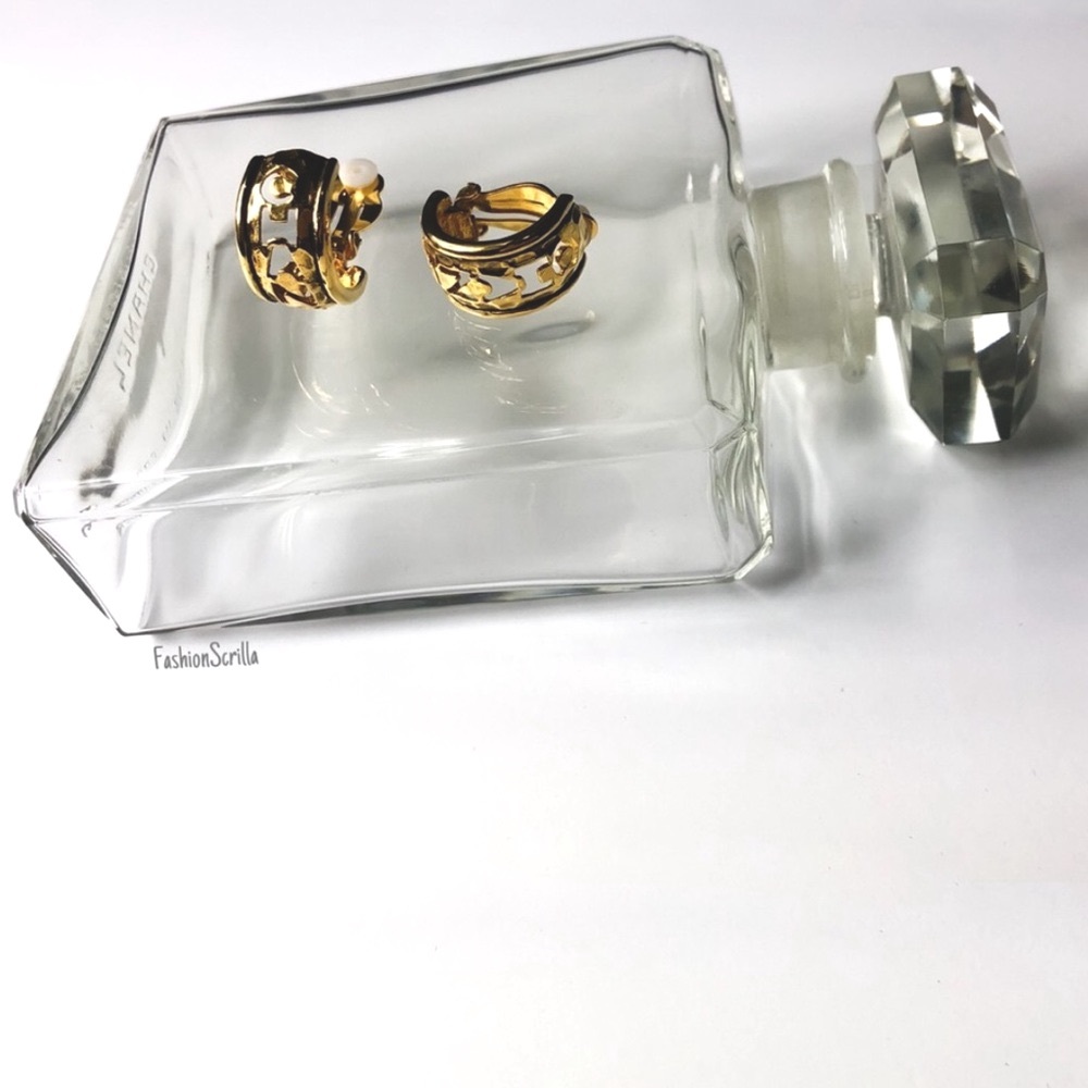 CHANEL Vintage Gold Cut Out Logo Clip On Earrings - Picture 4 of 12
